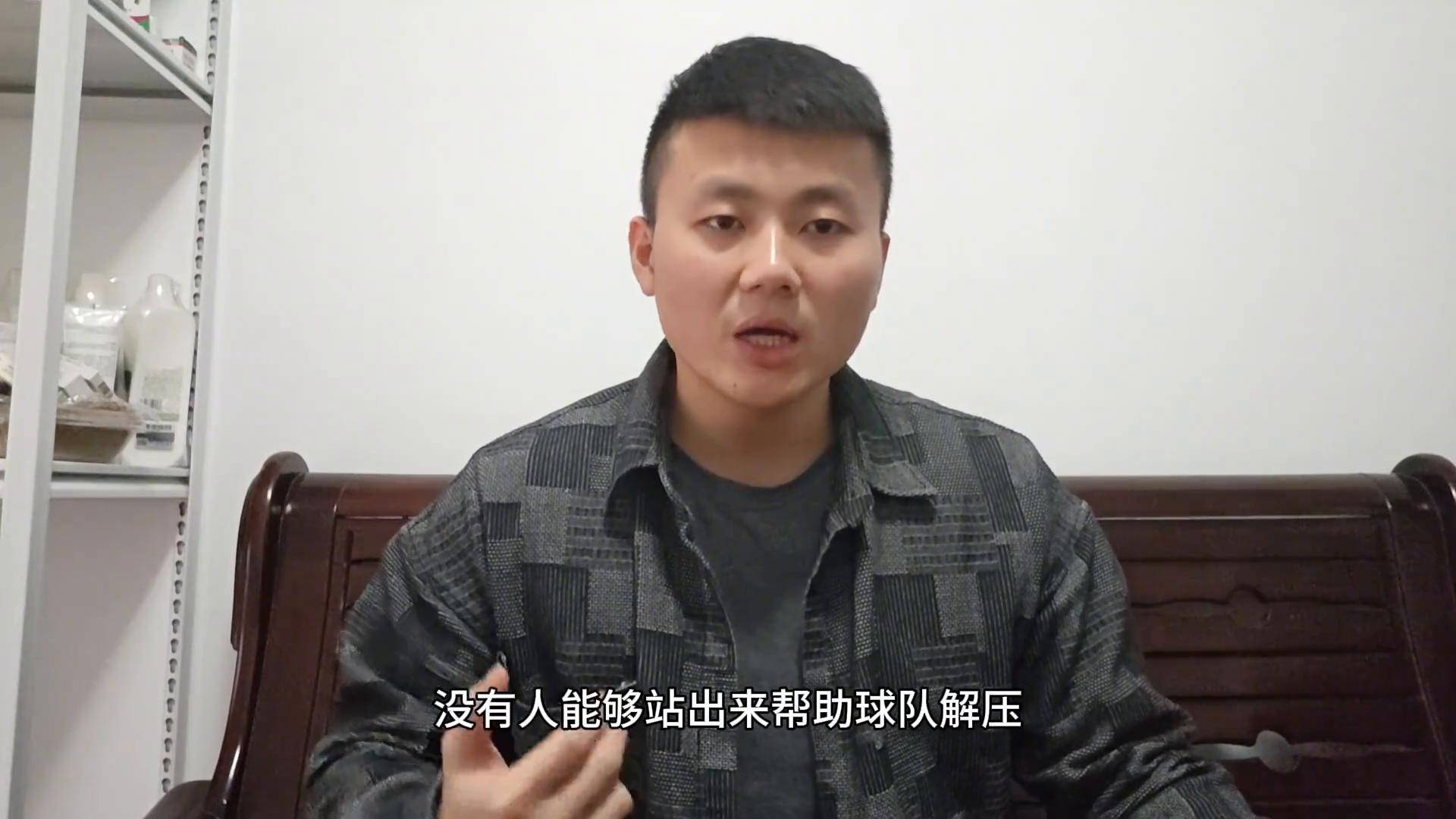 F1车队在比赛中因伤离场，约基奇主教练感到担心